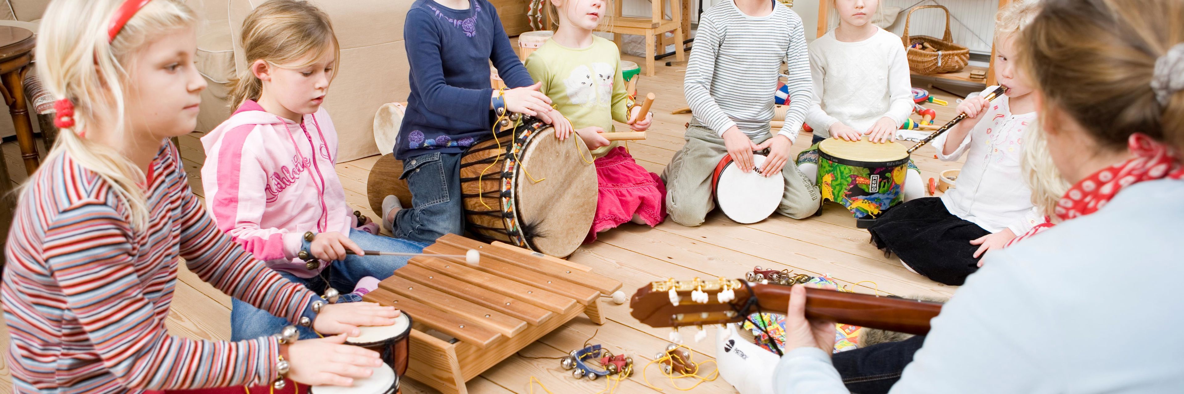 Børn med musikinstrumenter