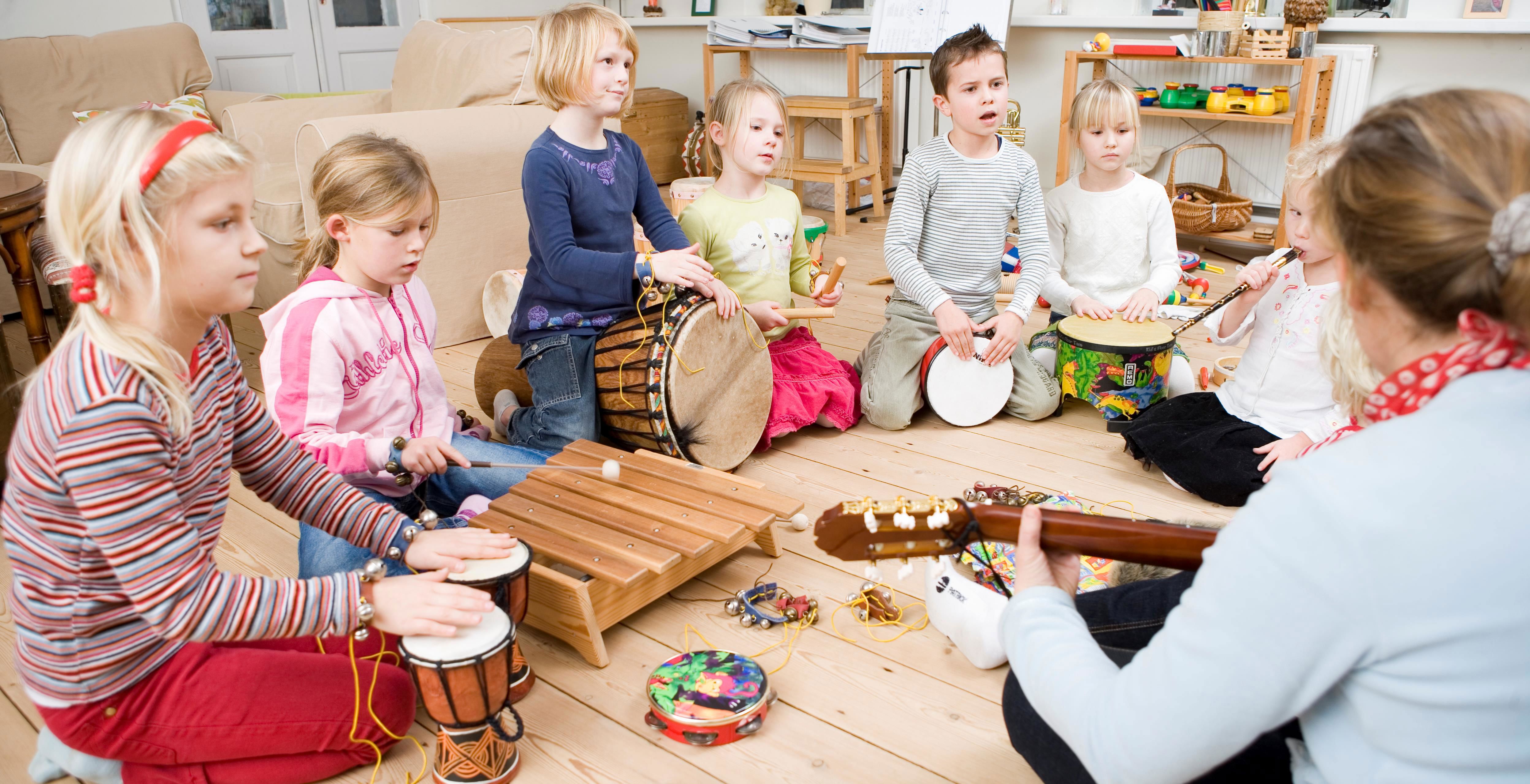 Børn med musikinstrumenter