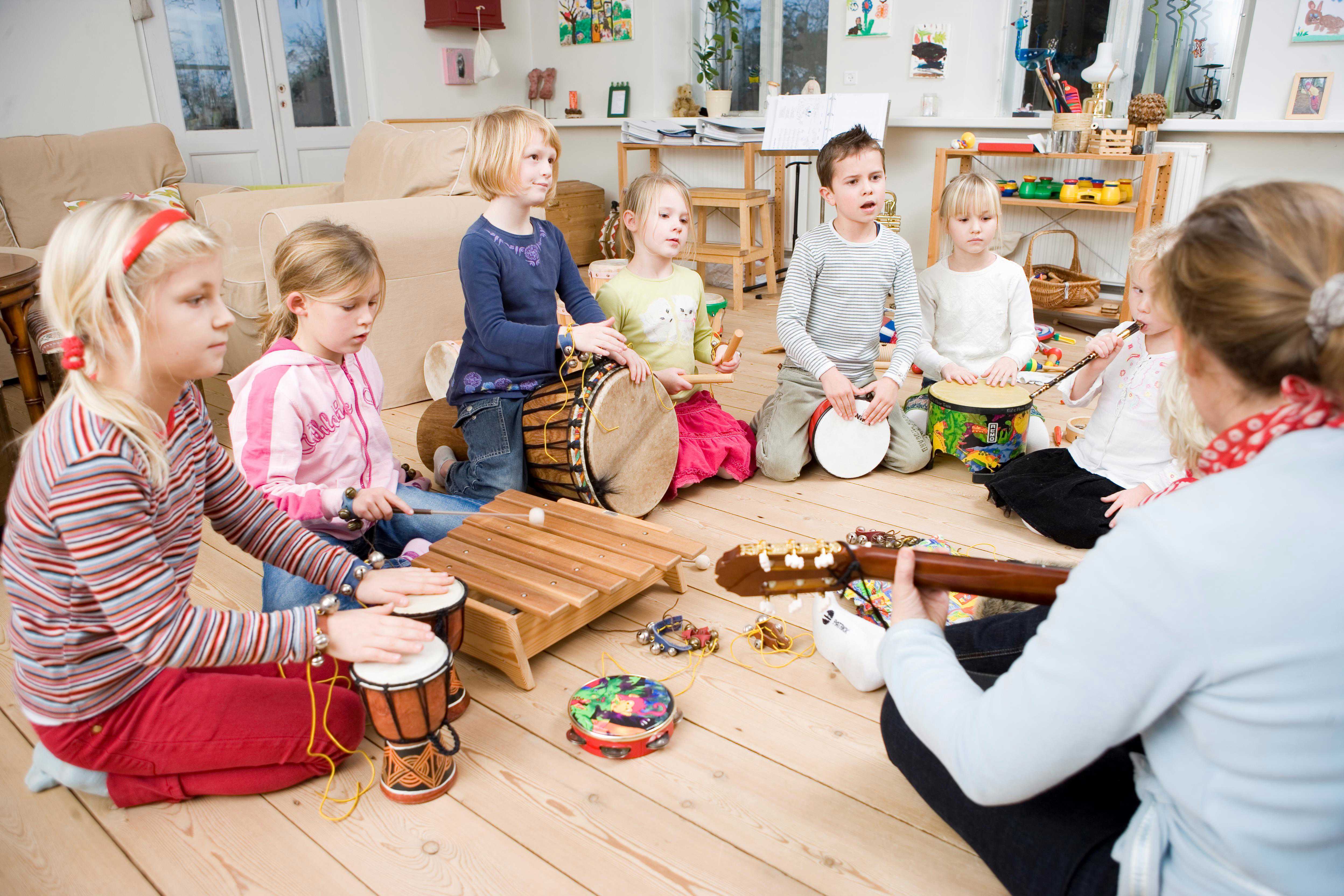 Børn med musikinstrumenter