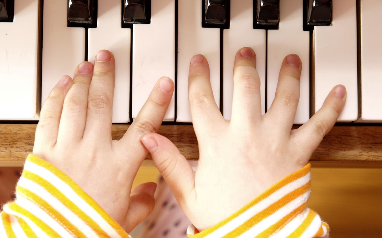 Barnehænder på klaver