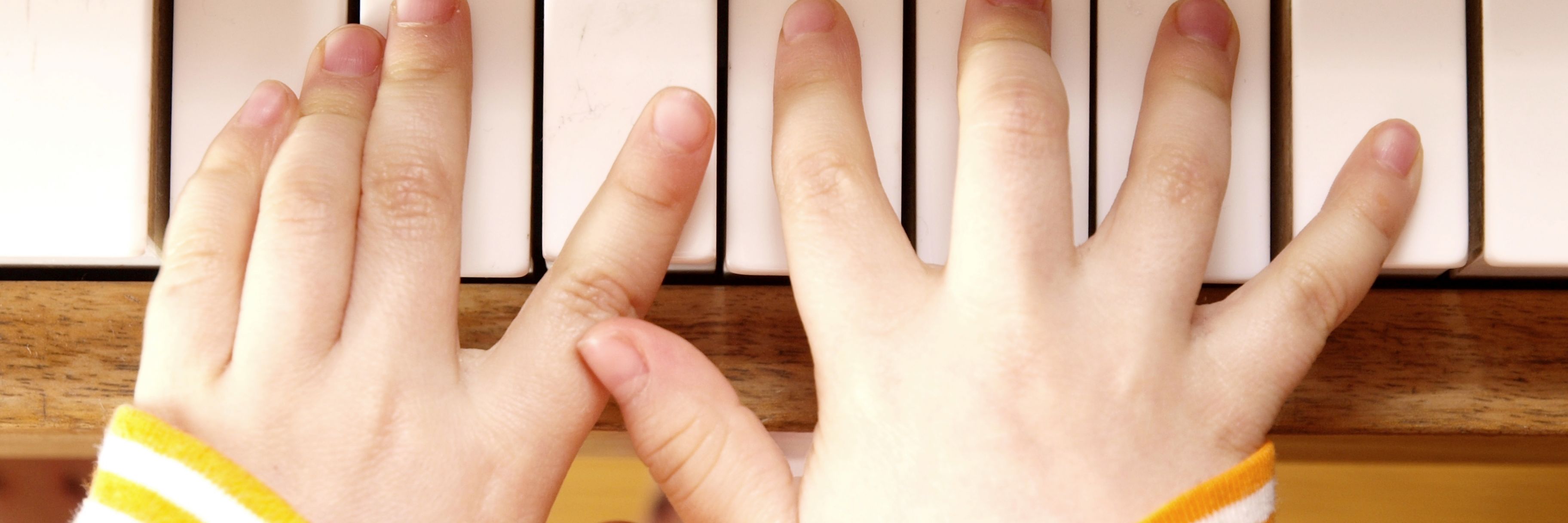 Barnehænder på klaver